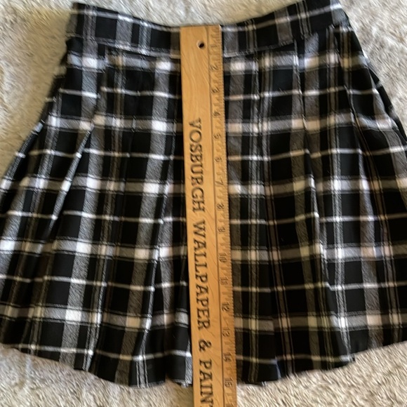 Hollister Plaid Skirt  Size XS  black white. Pleated - Picture 6 of 6